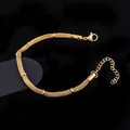 Vue détaillée d'un bracelet en acier titane doré avec maille tissée et joints bambou - Bracelet Section Bambou Maille Or (S0170-A) / Or