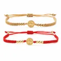 Pulseras religiosas tejidas a mano en rojo y beige con medalla de San Benito dorada. - Juego Mixto (S26070209E)
