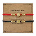 Set de pulseras religiosas tejidas a mano con medallas de San Benito doradas en rojo y negro - Juego Tarjeta Bautismo (S26070209C-P)