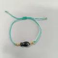 Bracelet tressé en fil vert menthe fait main avec cordon réglable et charme poisson - Style de Poisson Gris Foncé (B-B25081102B)