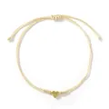 Verstellbares cremefarbenes Flechtarmband mit einem zarten goldfarbenen Herzanhänger. - Herz Stil (TDS-B24120401C) / Beige
