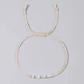 Bracciale in corda intrecciata a mano con delicate perle bianche e trasparenti. - Stile Crema (GZ-B23122602A)