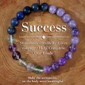 Multicolor glazen kralenarmband met gepolijste amethiststenen op houten achtergrond - Succes Energie Stijl(B-B24101601F)
