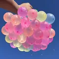 Une grappe de ballons de baudruche multicolores à remplissage rapide sous un ciel bleu - 111 Pièces/Pack (Avec Outil d'Injection)