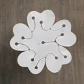 Vista detallada de un clip para globos de plástico blanco con forma de flor para fiestas. - Clip para Globo Forma Flor de Ciruelo / Diámetro 8cm