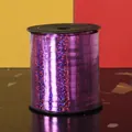 Gros plan d'un ruban laser holographique violet pour décoration de mariage et fête - 250 Yards/Pack / Rose rouge