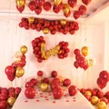 Detailoverzicht van romantische rode en gouden ballondecoratieset voor bruiloften - Huwelijksachtergrond Set T9