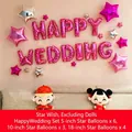 Detailweergave van roze folieballonnen 'HAPPY WEDDING' en stervormige feestversieringen. - Sterrenwensen