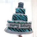 Blauer dreistöckiger Geburtstagstorten-Folienballon mit Zebrastreifen und Kerzen-Design - Großer Blauer Zebrastreifen Kuchen / L