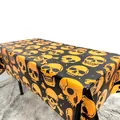 Mantel de Halloween con estampado de calaveras naranjas sobre fondo negro de fiesta - Mantel de Calaveras Naranjas