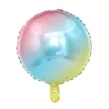 Detailansicht der lebhaften Regenbogen-Farbverläufe und der metallischen Oberfläche des Ballons. - 18 Zoll / Rund / 50 Stück