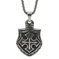 Primer plano de un colgante de escudo gótico con cruz de acero de titanio en una cadena box. - Solo Colgante (Sin Cadena) / Plata Antigua