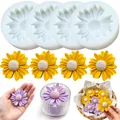Vue détaillée de 4 moules en silicone marguerite avec des échantillons de bougies - Set de 4 pièces / Blanc