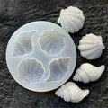 Detailansicht einer 4-Loch-Silikonform für Muscheln mit strukturierten Harzabgüssen - Weiß