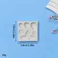 Nahaufnahme einer Silikonform für Erdbeerblätter mit Maßangaben 5,8 cm und 34 g - Erdbeerblatt / 1 Stück