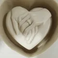 Vue détaillée en gros plan du moule en silicone mains de demande en mariage DIY - Poignée