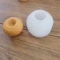 Dettaglio di uno stampo in silicone con un prodotto finito per aromaterapia sferico. - Mela di Cristallo