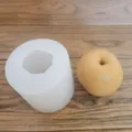 Stampo in silicone a forma di mela accanto a una candela a forma di frutto giallo finita - Mela Intera