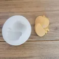 Vista dettagliata dello stampo in silicone a forma di mela con manufatto finito su legno - Metà Mela