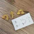 Dettaglio dello stampo in silicone per arcobaleno e nuvole con campioni gialli su legno - Arcobaleno Rettangolare Grigio