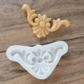 Detailed view of European baroque relief silicone mold with sample fondant piece - Relief Court Style (6)