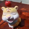 Primo piano di una graziosa statuetta di tigre in resina con una mela rossa sulla testa - Stile Tigre della Pace (2) / 1 Pezzo