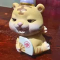 Primo piano di una simpatica statuina di tigre cinese con ventaglio della felicità - Stile Tigre della Doppia Felicità (5) / 1 Pezzo
