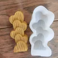 Vue détaillée du moule en silicone cœur ondulé avec pièce de cire jaune finie - Cinq Cœurs Ondulés (5)