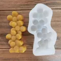 Détail rapproché d'un moule en silicone marguerite et échantillons de cire jaune - Tournesol à Quatre Cavités (4)
