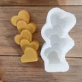 Vue détaillée d'un moule en silicone à cinq cœurs avec des pièces en cire jaune - Cinq Cœurs Liés (2)
