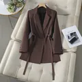 Elegante donkerbruine blazer met dubbele rij knopen en verstelbare taillebanden - S / Tops / Donkerbruin