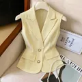 Elegante gilet senza maniche a righe gialle e bianche con bottoni di perle e tasche. - Giallo chiaro