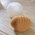 Gros plan d'un moule en silicone en forme de coquillage et d'une bougie faite à la main - Coquillage Moyen