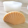Vue détaillée du moule en silicone de coquillage avec un ornement en cire texturé. - Grand Coquillage