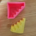 Moule en silicone géométrique irrégulier rose avec bougie jaune finie sur surface bois - Étagé