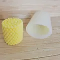 Detailansicht der zylindrischen Silikonform und gelben Kerze mit Blasenoberflächenstruktur - Zylinderkerze