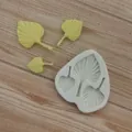 Detailansicht der weißen Silikonform mit strukturierten Palmblattformen und Abgüssen. - 3er-Blatt Klein / Weiß