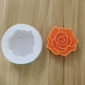 Primer plano de molde de silicona de camelia con un jabón artesanal naranja en forma de flor - Flor Redonda