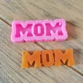 Detailansicht der rosa MOM Silikonform und des fertigen orangefarbenen Harzbriefes - MOM-Stil