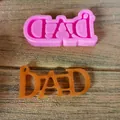 Nahaufnahme der pinken DAD Silikonform und eines orangefarbenen Harzgussstücks - DAD Stil