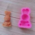 Vue détaillée du moule à lapin en silicone rose et d'un lapin en chocolat tenant un cœur - Lapin sans Nœud