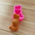 Vue détaillée du moule en silicone lapin rose et du chocolat de lapin fini avec cœur - Lapin avec Nœud