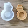 Vue détaillée d'un moule en silicone bonhomme de neige avec moulage en cire beige - Bonhomme de neige