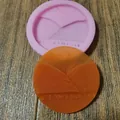 Detailansicht der Silikonform für Anzug und Krawatte mit orangefarbenem Fondantdekor. - Strapless Necklace