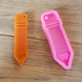 Bleistiftförmige Silikonform mit einem fertigen Anhänger aus orangefarbenem Harz - Bleistiftform / Rosa