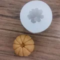 Vue détaillée d'un moule en silicone orange pelée et du produit fini. - Orange Pelée Petite