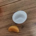 Vue détaillée d'un moule en silicone de quartier de mandarine avec pièce finie. - Quartier d'Orange Seul