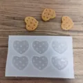 Detalle de un molde de silicona de 6 cavidades con forma de galleta de corazón en madera - Galleta Corazón de 6 Cavidades