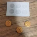 Detalle de molde de silicona de 6 cavidades con galletas terminadas - Galleta Redonda de 6 Cavidades