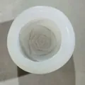 Vista dall'alto dettagliata di uno stampo in silicone bianco a forma di rosa per ghiaccio - 1,5 Pollici Rosa
